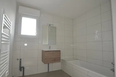 Купатило; плочице, природно светло, реновиран