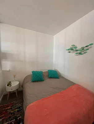 Спаваћа соба; природно светло, модерни стил