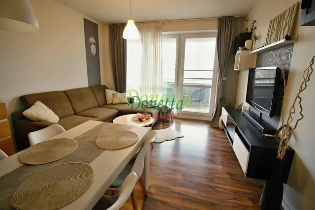 Soggiorno; pavimento in legno, luce naturale, stile moderno