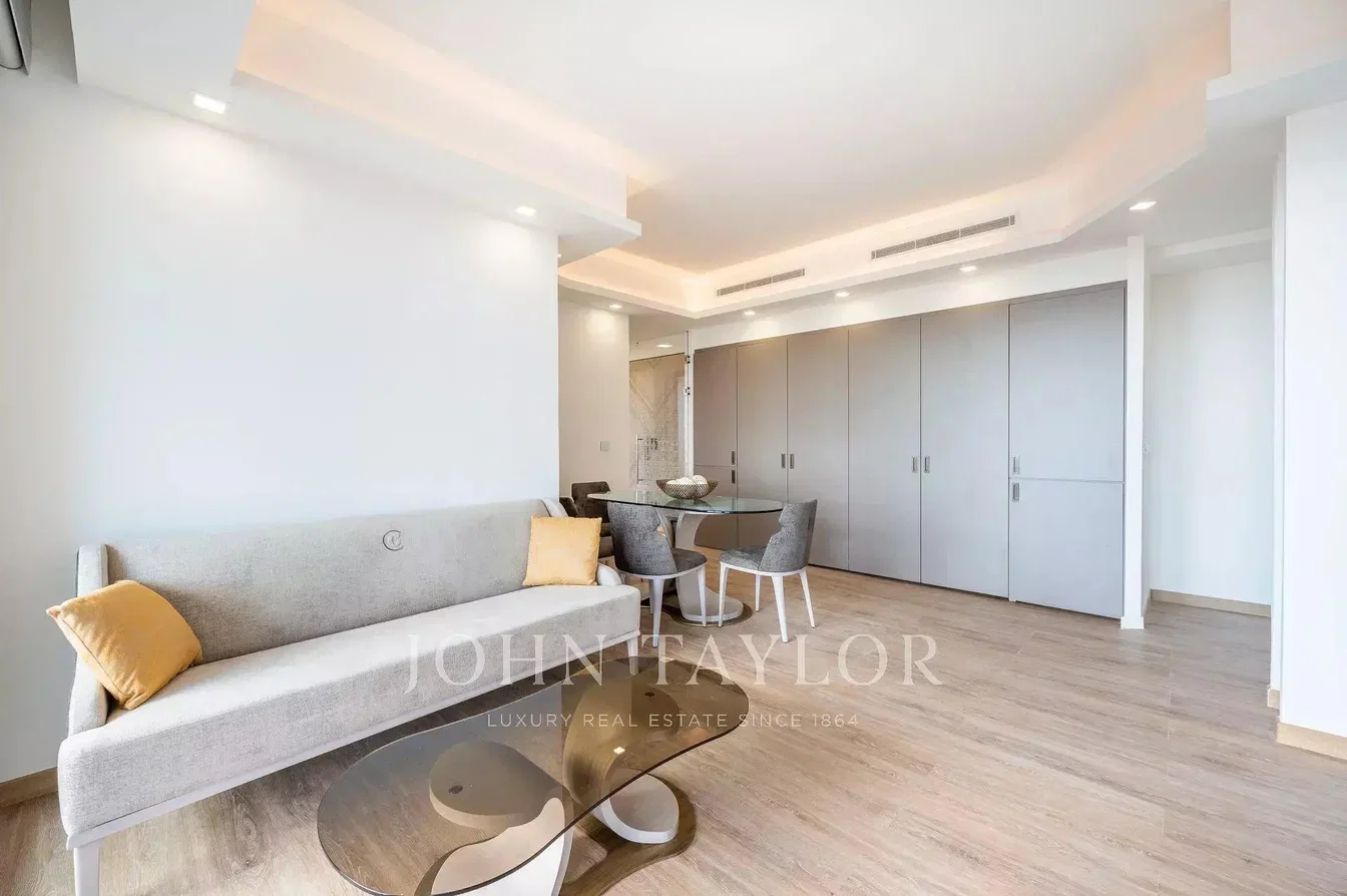 Oturma odası; modern stil, ahşap zemin, doğal ışık, tadilatlı