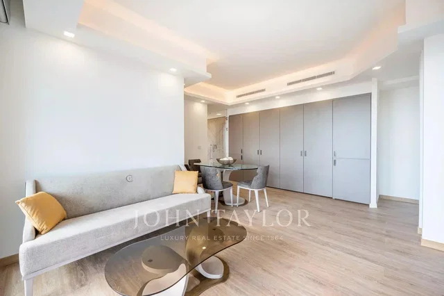 Oturma odası; modern stil, ahşap zemin, doğal ışık, tadilatlı