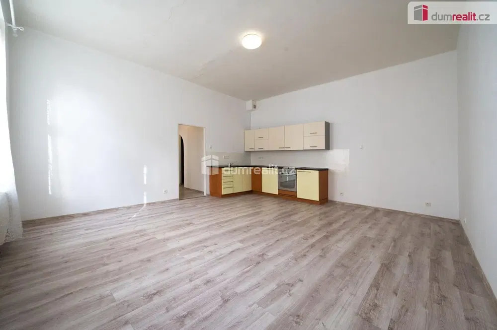 Küche; holzboden, tageslicht, renoviert