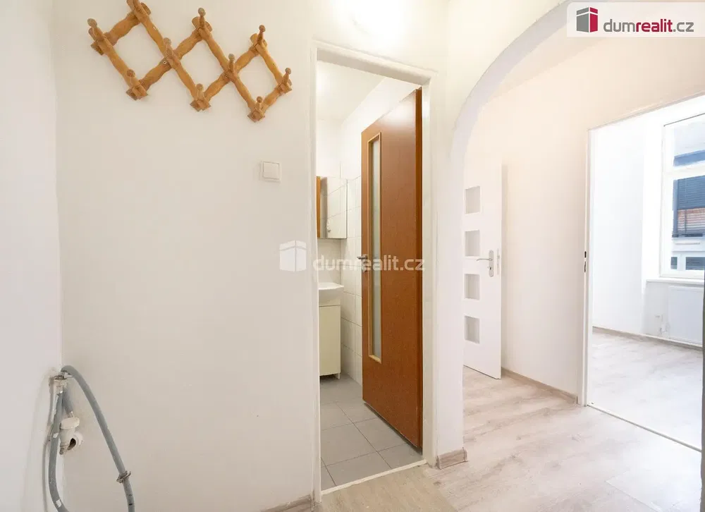 Garderobe; tageslicht, renoviert