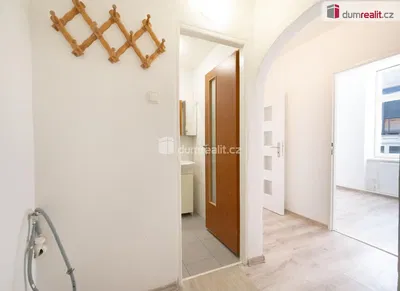 Garderobe; tageslicht, renoviert