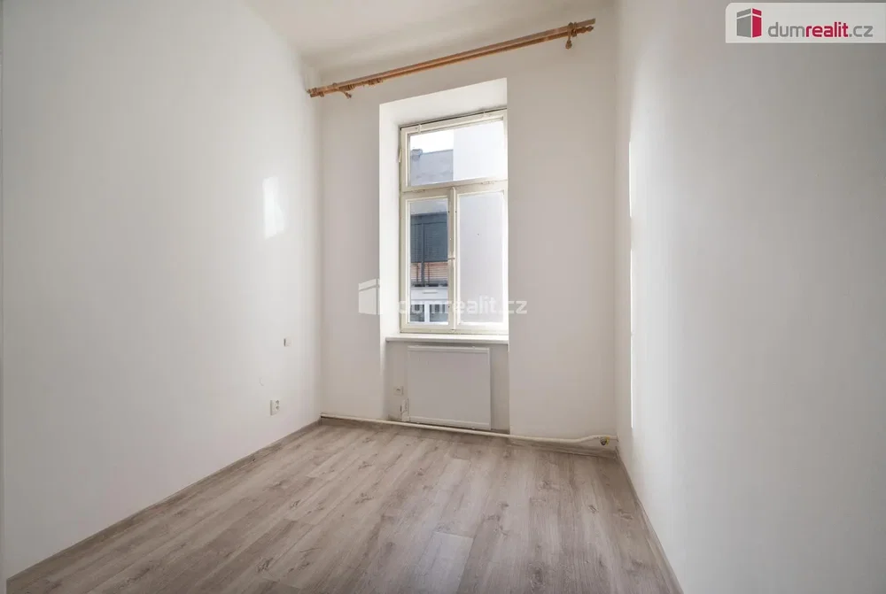 Schlafzimmer; tageslicht, holzboden, renoviert