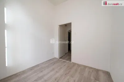 Schlafzimmer; holzboden, tageslicht, renoviert