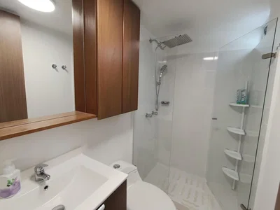 Salle de bain; carrelage, lumière naturelle, rénové