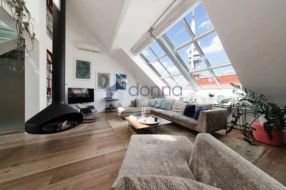 Wohnzimmer; kamin, holzboden, tageslicht, moderner stil