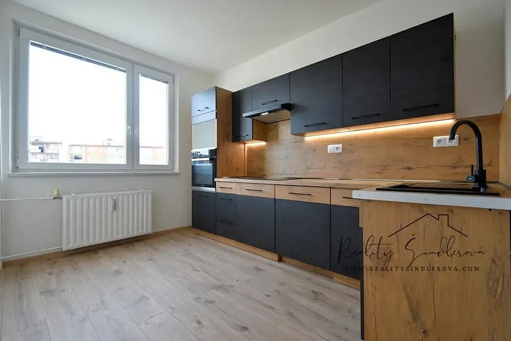 Cuisine; vue, électroménager, parquet, rénové, lumière naturelle, style moderne