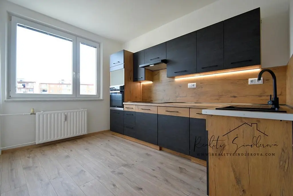 Cuisine; vue, électroménager, parquet, rénové, lumière naturelle, style moderne