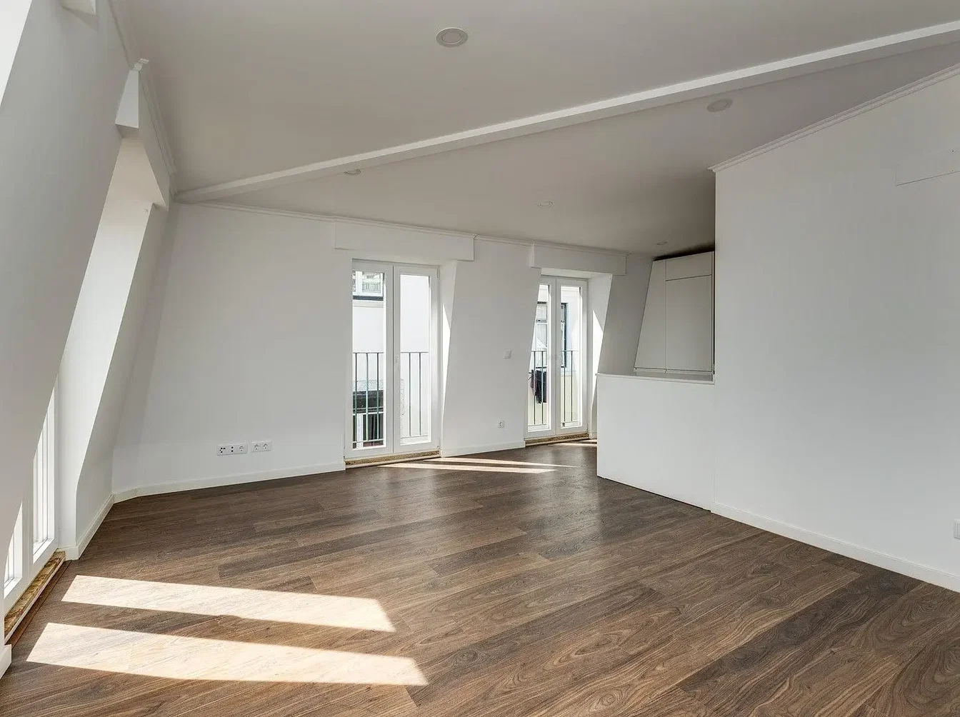 Salon; lumière naturelle, parquet, rénové
