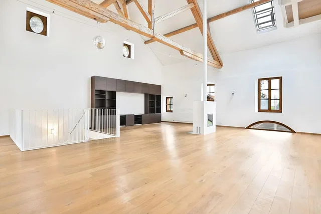 Salón; suelo de madera, techos altos, vigas de madera, luz natural