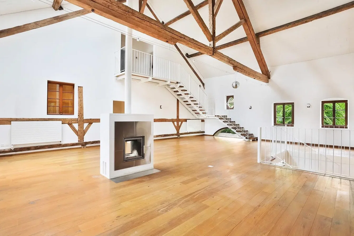 Sala de estar; vigas de madeira, chão de madeira, lareira, luz natural