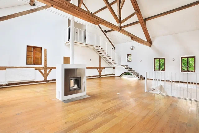 Salón; vigas de madera, suelo de madera, chimenea, luz natural