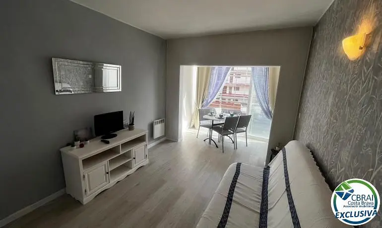 Dormitorio; vista, suelo de madera, luz natural, estilo moderno