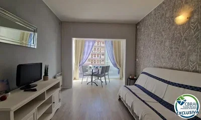 Salón; luz natural, estilo moderno, suelo de madera