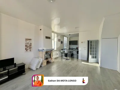 Oturma odası; şömine, ahşap zemin, doğal ışık, modern stil