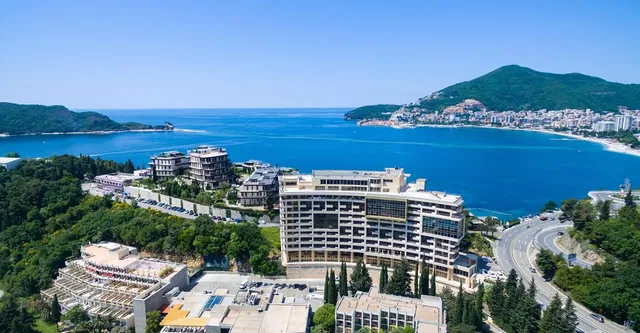 Dům a okolí; výhled