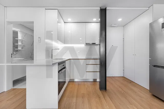 Mutfak; mutfak aletleri, ahşap zemin, tadilatlı, doğal ışık, modern stil