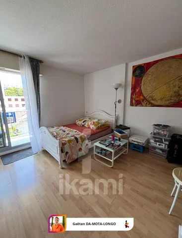 Ložnice; dřevěná podlaha, přirozené světlo, moderní styl