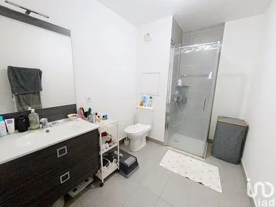 Banyo; fayans zemin, doğal ışık, tadilatlı