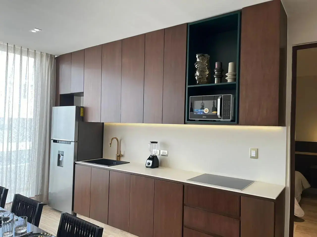 Kuchyně; kuchyňské spotřebiče, přirozené světlo, moderní styl