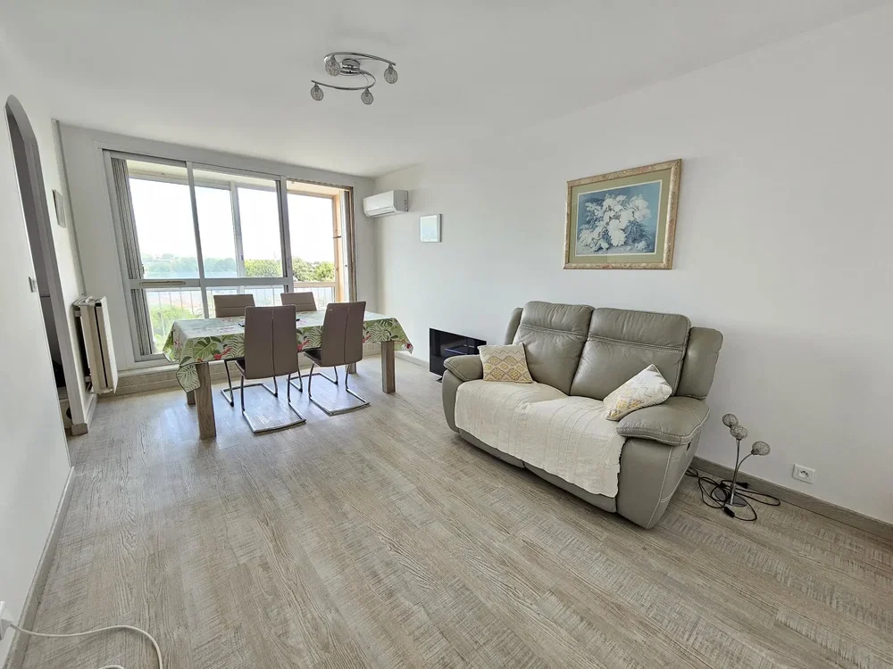 Дневна соба; поглед, природно светло