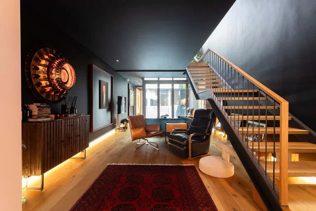 Oturma odası; ahşap zemin, doğal ışık, modern stil