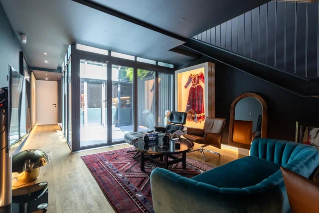 Sala de estar; luz natural, chão de madeira, estilo moderno