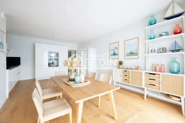 Living room; modern style, wood floor, natural light