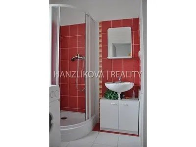 Badezimmer; fliesenboden, renoviert, tageslicht, moderner stil