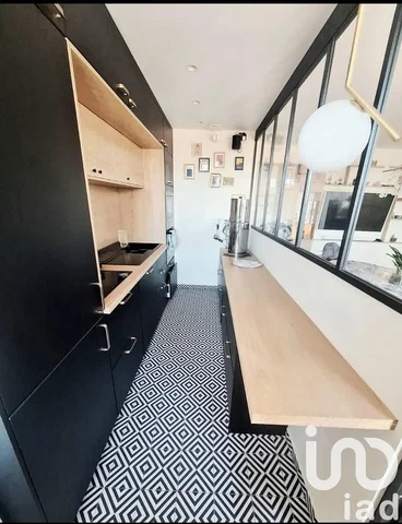 Kuhinja; kućanski aparati, pločice, moderan stil