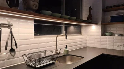 Cuisine; électroménager, carrelage, rénové, lumière naturelle