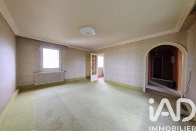 Дневна соба; природно светло, потребна реновација