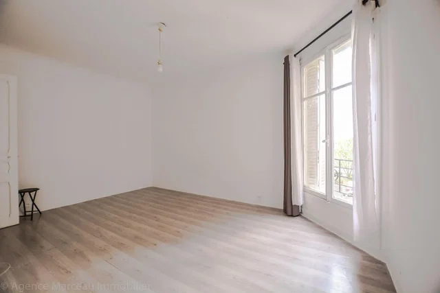 Bedroom; wood floor, natural light