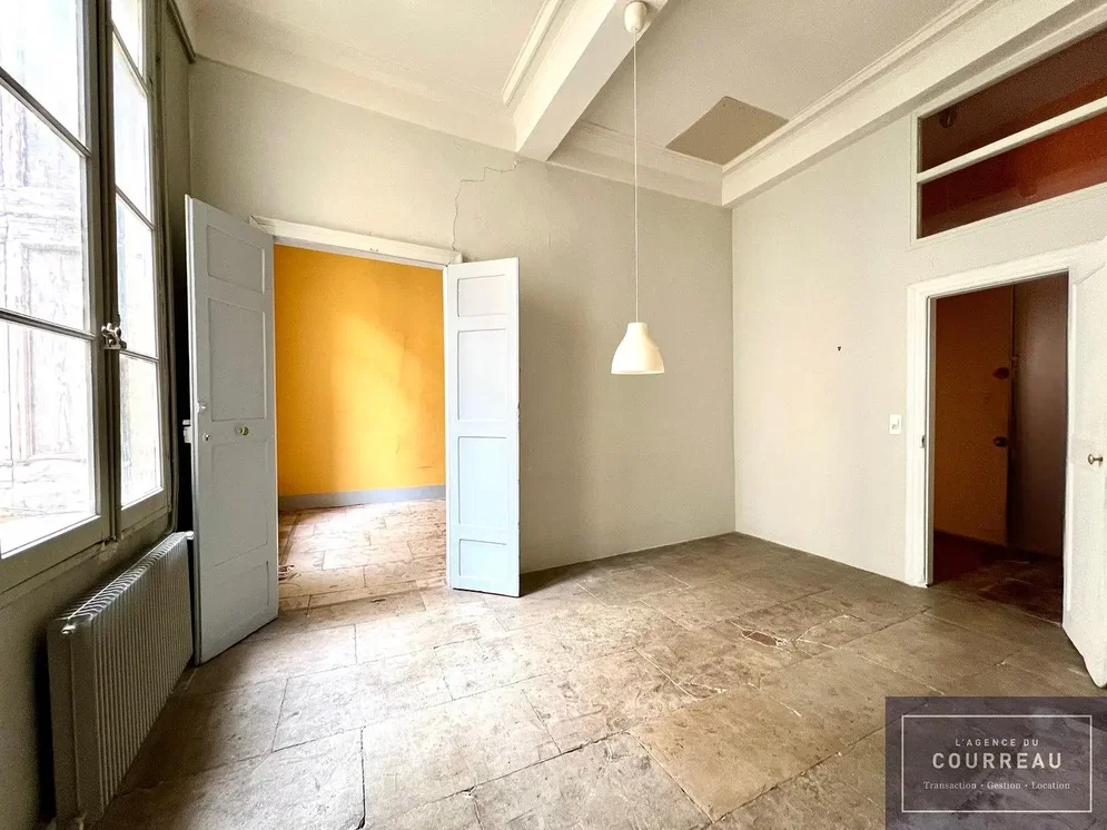 Salón; suelo de baldosas, necesita renovación, luz natural