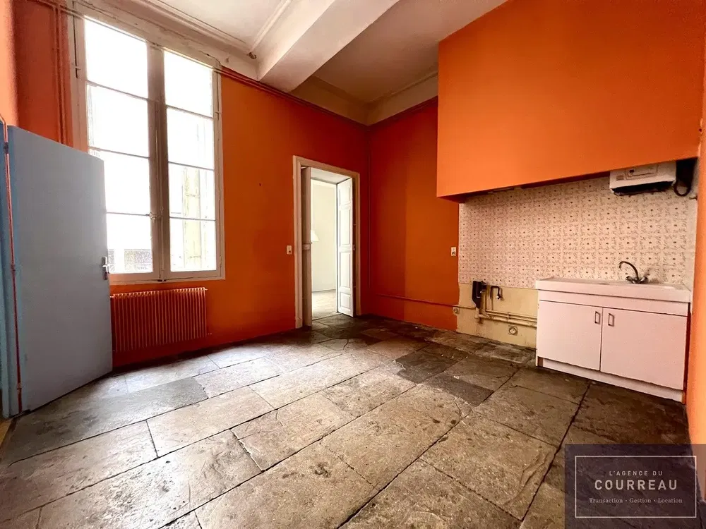 Cocina; necesita renovación, luz natural