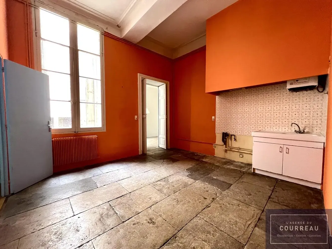 Cocina; necesita renovación, luz natural