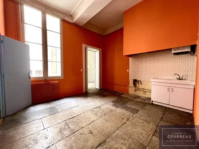 Cocina; necesita renovación, luz natural