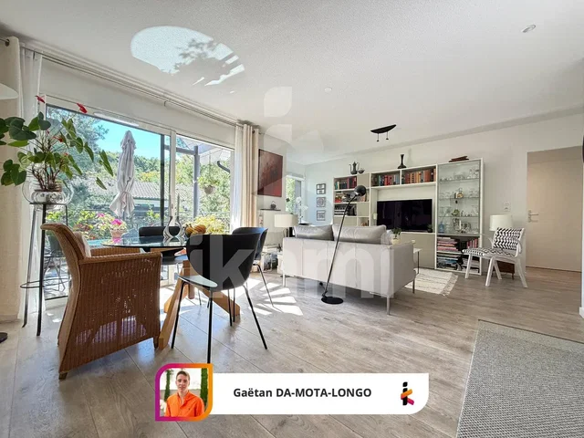 Хол; гледка, естествена светлина