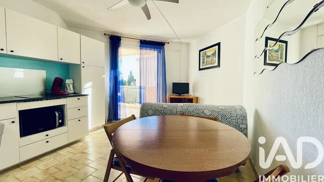 Cocina; electrodomésticos, luz natural, estilo moderno, suelo de baldosas