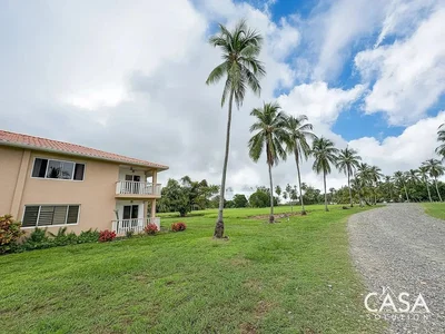 Casa y alrededores; vista