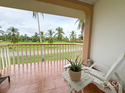 Balcón; vista, suelo de baldosas, luz natural