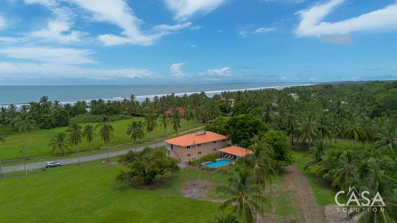 Casa y alrededores; vista