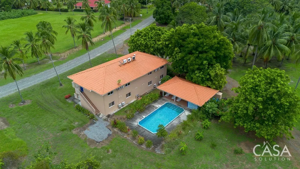 Casa y alrededores; vista, luz natural