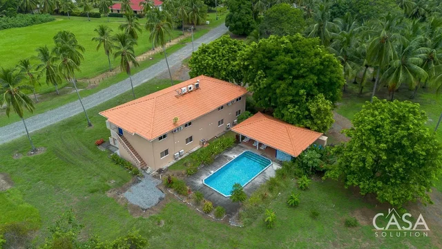 Casa y alrededores; vista, luz natural