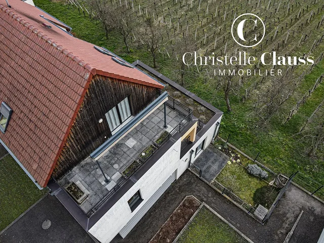 Къща и околности