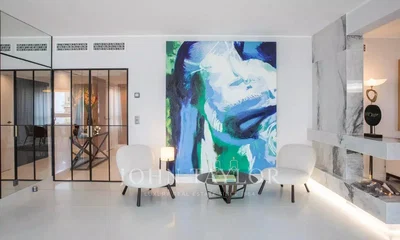 Salon; style moderne, hauteur sous plafond, lumière naturelle, carrelage