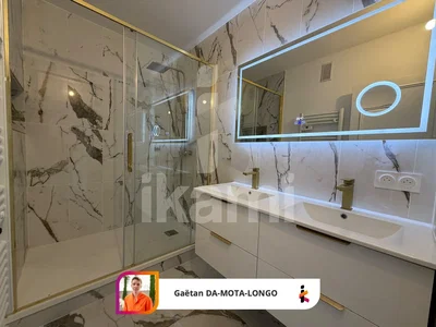 Купатило; плочице, реновиран, природно светло, модерни стил