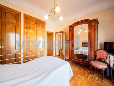 Ložnice; dřevěná podlaha, přirozené světlo